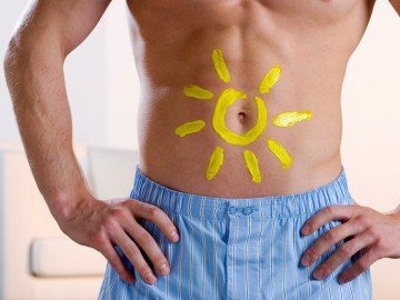 Bauch mit aufgemalter Sonne