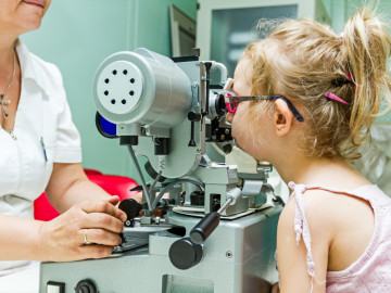 Mädchen wird von einer Augenärztin untersucht