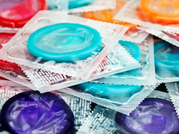 Bunte, einzeln verpackte Kondome