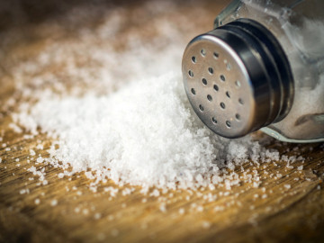 Umgefallener Salzstreuer liegt auf Salzhaufen