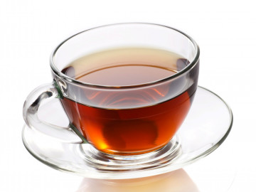 Eine Glastasse mit schwarzem Tee