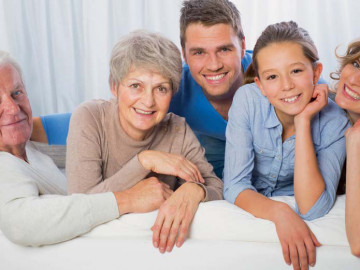 Drei Generationen auf der Couch - alle mit gesunden Zähnen